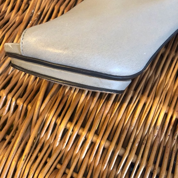 Max studio. Beautiful light grey with working zipper at heel. Size 7M - Picture 7 of 9